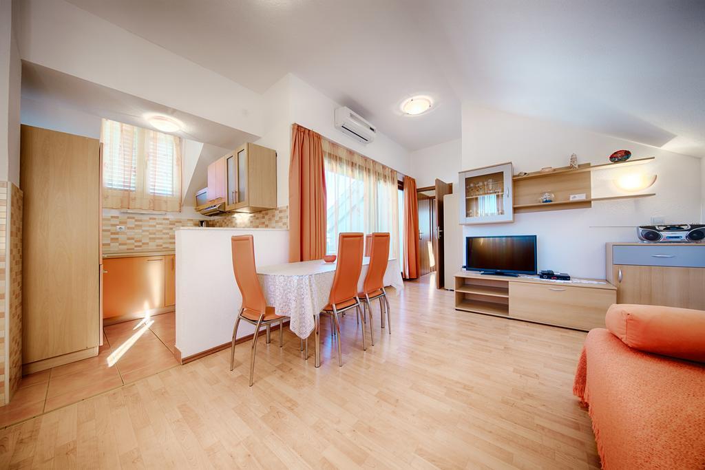 Apartments And Rooms Dis Vis Exterior photo