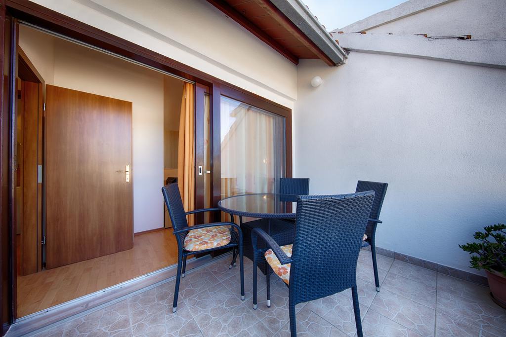 Apartments And Rooms Dis Vis Exterior photo