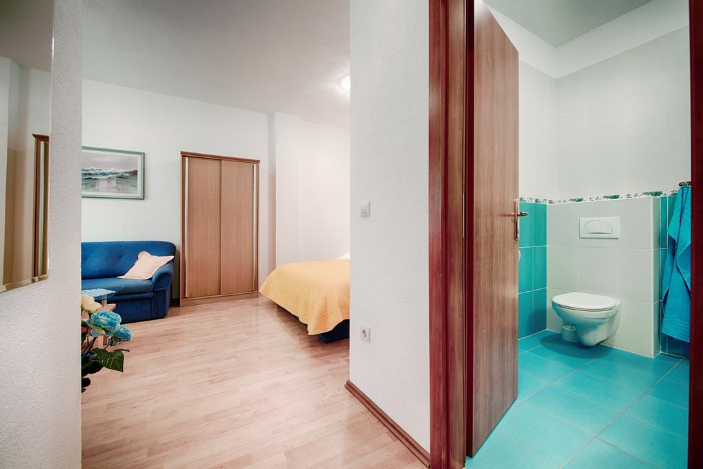 Apartments And Rooms Dis Vis Exterior photo